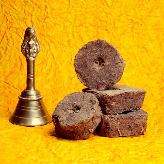 Oh Crap! Customer Eats Cow Dung Cake Meant For Prayers & Leaves Bad Review  on Amazon - WORLD OF BUZZ